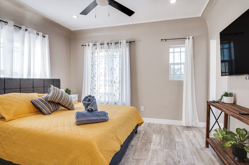 7 Mi to Downtown: East Los Angeles Apartment