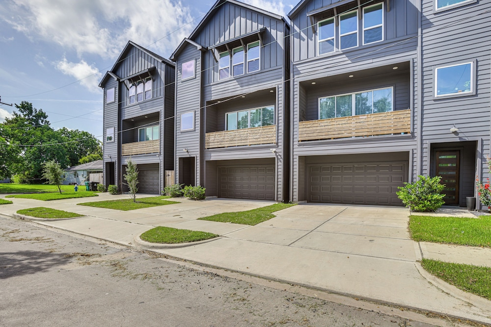 Townhome 2 Mi to Hermann Park, Zoo & Museums!
