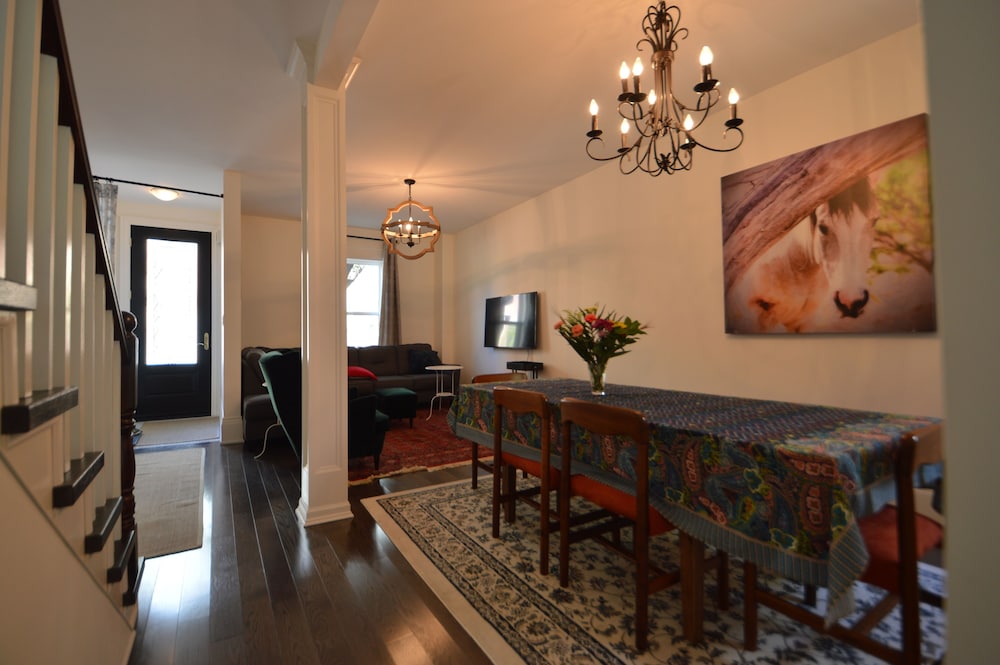 Beautiful 4BR Downtown House, Sleeps 10