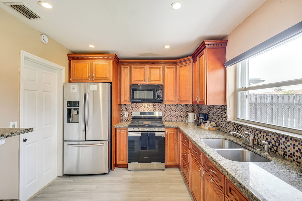 3 Mi to Sawgrass Mills: Home w/ Lanai & Game Area