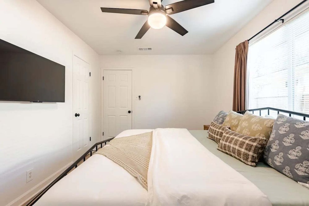 Modern 3br Townhouse Near Brushy Creek 3 Bedroom Duplex
