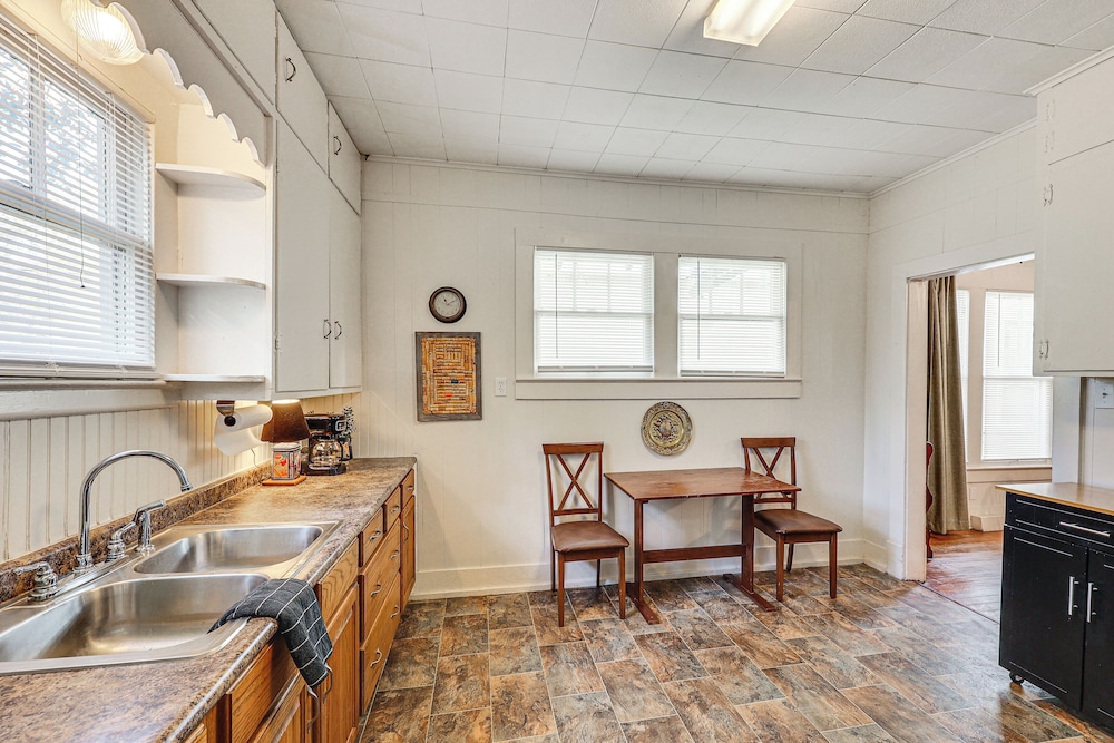 < 1 Mi to Historic Dtwn Texarkana: Charming Home!