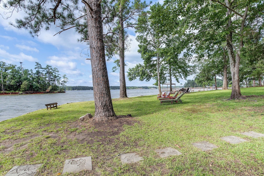 Lake Wateree Retreat: Dock & Screened Porch!
