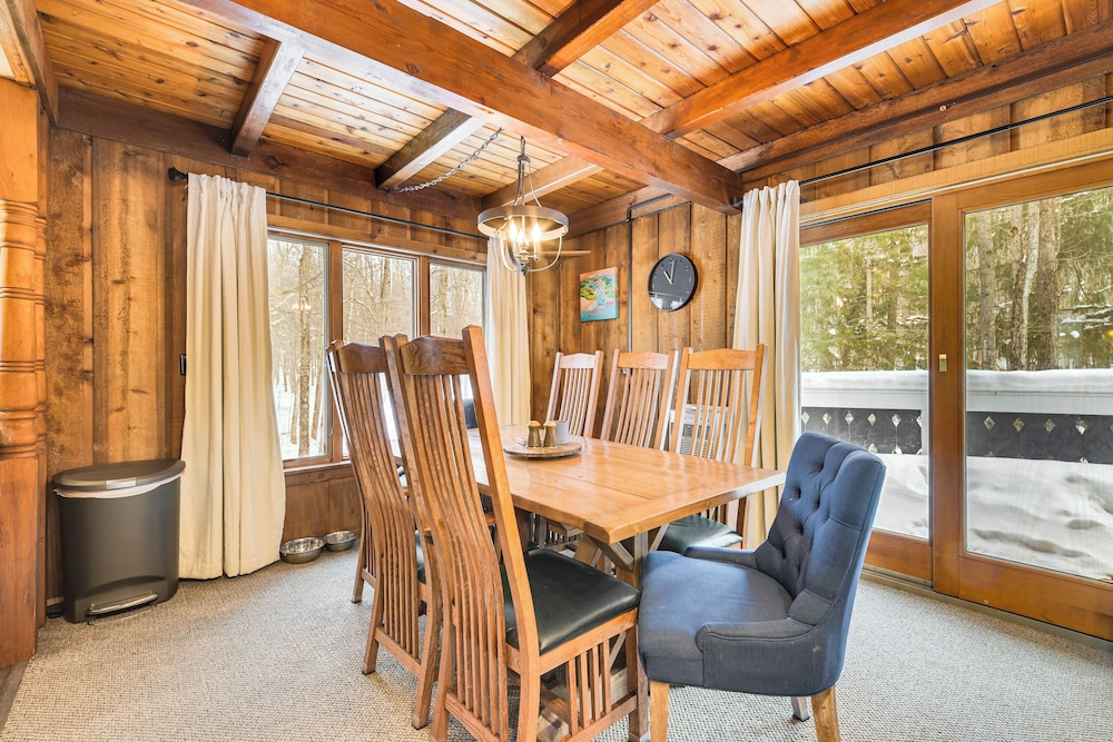 2 Mi to Schuss Mountain: Cozy Cabin w/ Deck