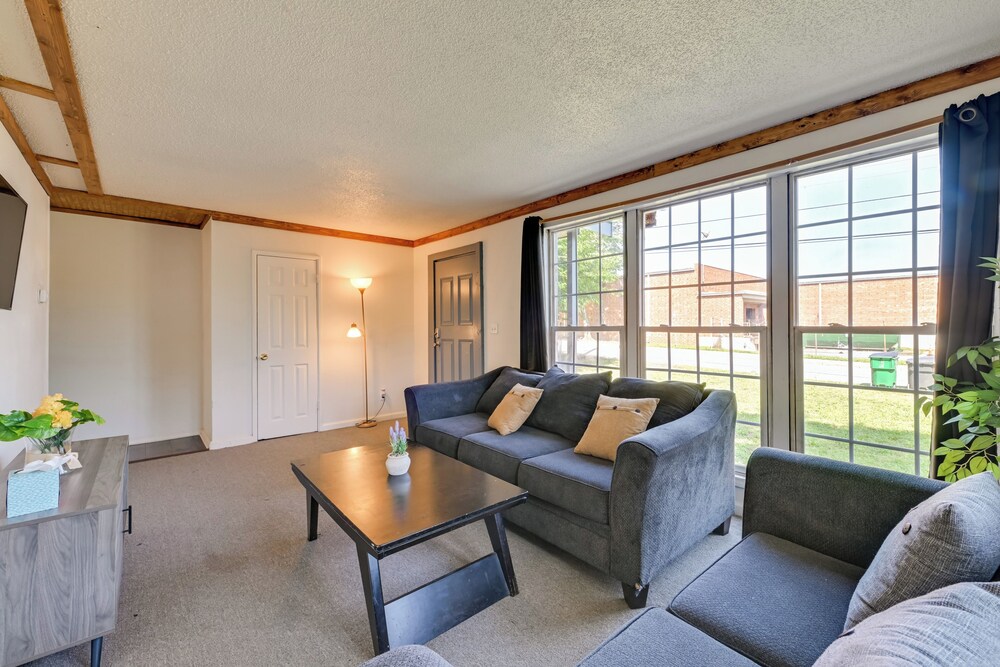 2 Mi to Center City: Charlotte North End Home
