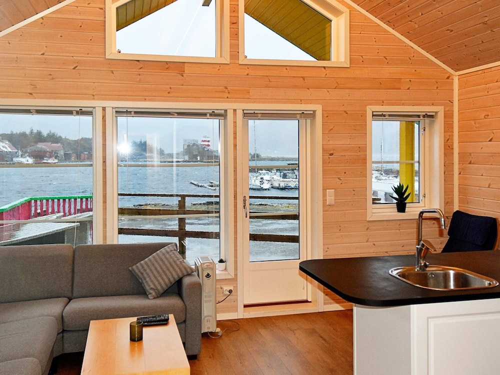 6 Person Holiday Home in Maloy-by Traum