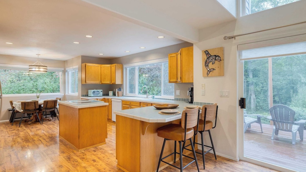 Stylish Forest Getaway on Whidbey Island Near Beaches, Wineries & Trails Cedarview Retreat by Avantstay