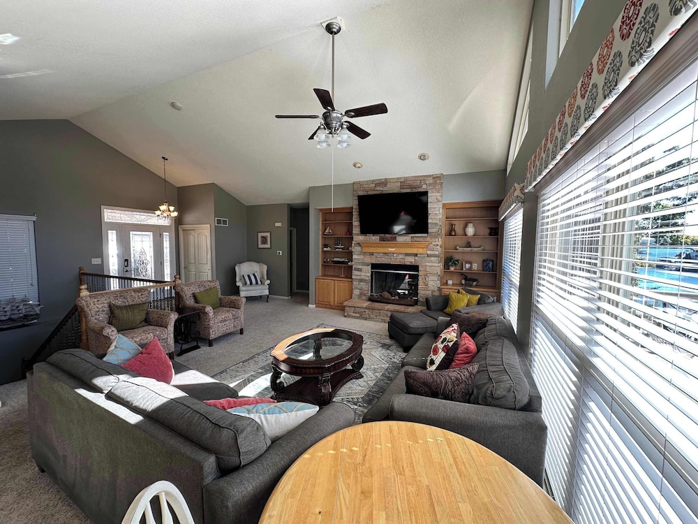 Lake It Easy - Waterfront Getaway With 7 Bedrooms!