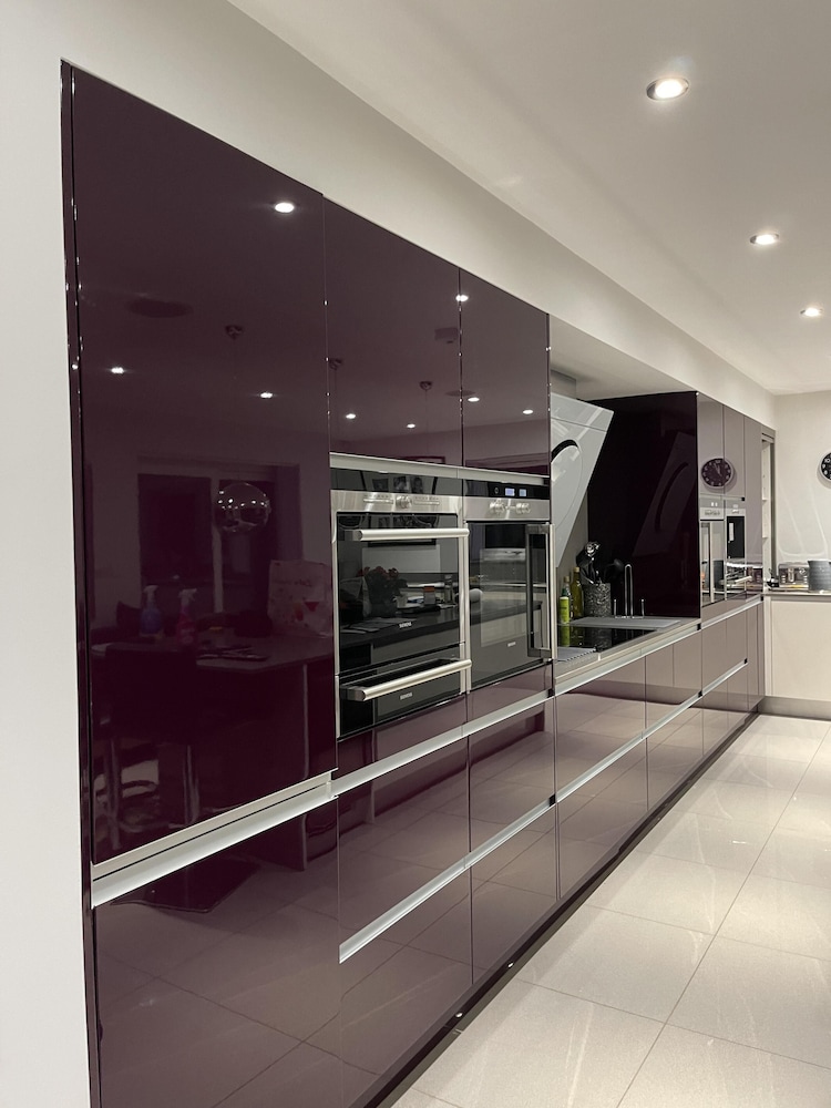 5 Bed House-sleeps 14-hot Tub-bar-garden-parking