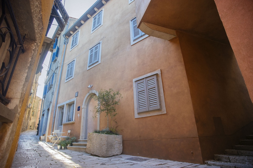 Mirakul Residence