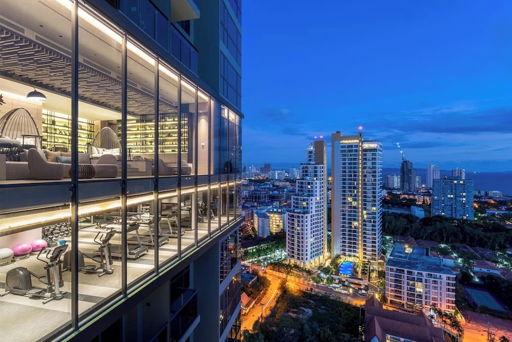 Stunning Sea View Condo -next To Beach