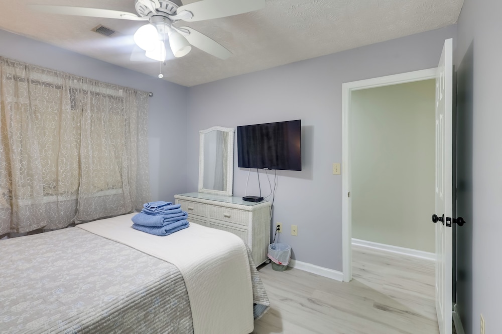 5 Mi to Cherry Grove Beach: Dog-friendly Condo!