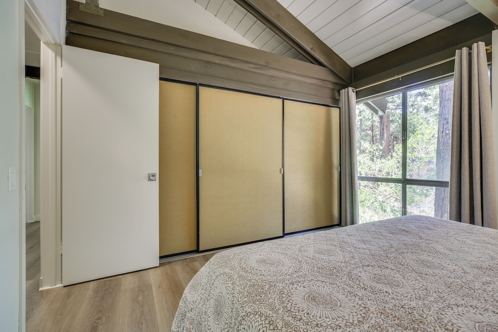 3 Mi to Lake Arrowhead: Cabin w/ Furnished Deck!