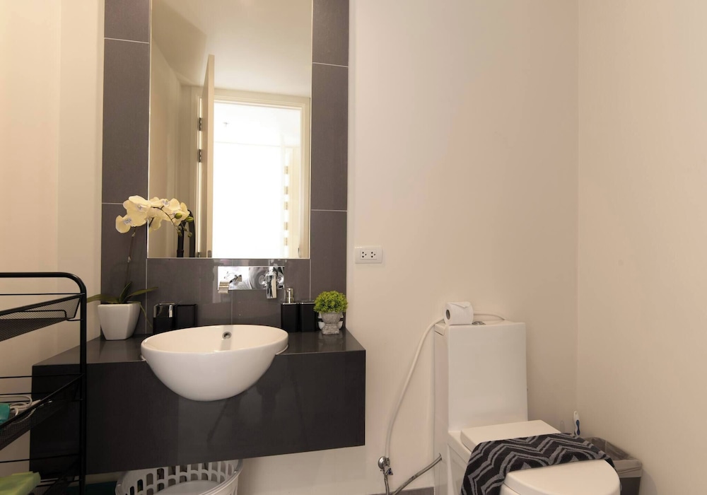 Luxury Large One Bedroom Seaview Serviced Apartment at Wongamat, Pattaya