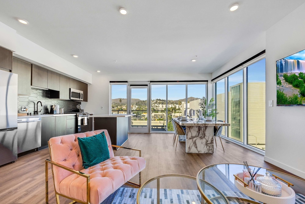 Luxury 2BR Hollywood Sign View by Oneluxstay