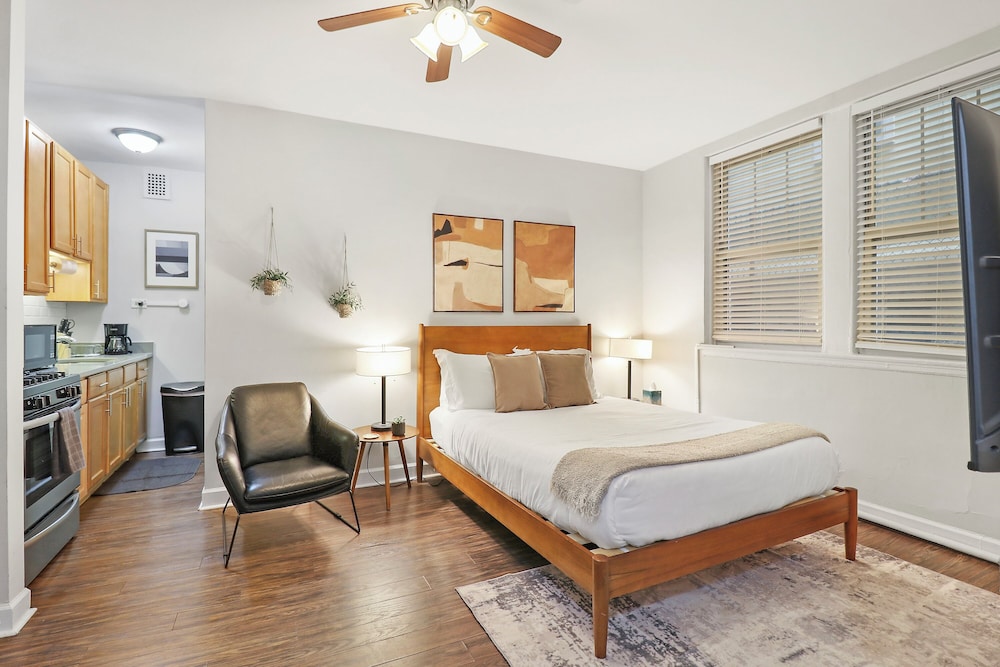 Trendy Studio Apt - Kenwood rep