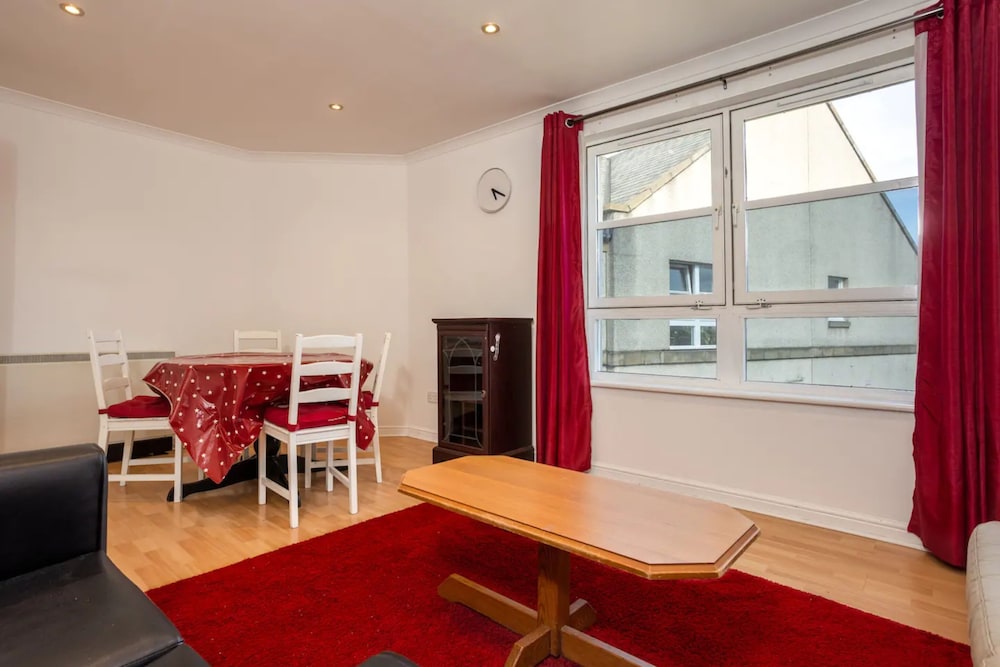 Stylish 2 Bedroom Apartment Near the City Centre view 4