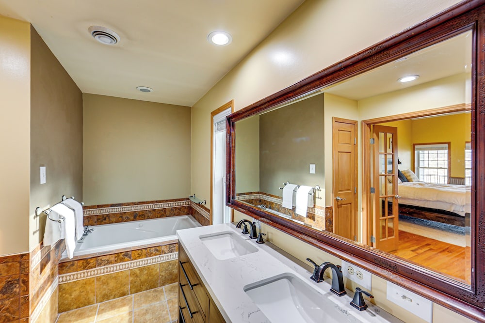 2 Mi to Market Sq! Row House w/ Dedicated Office