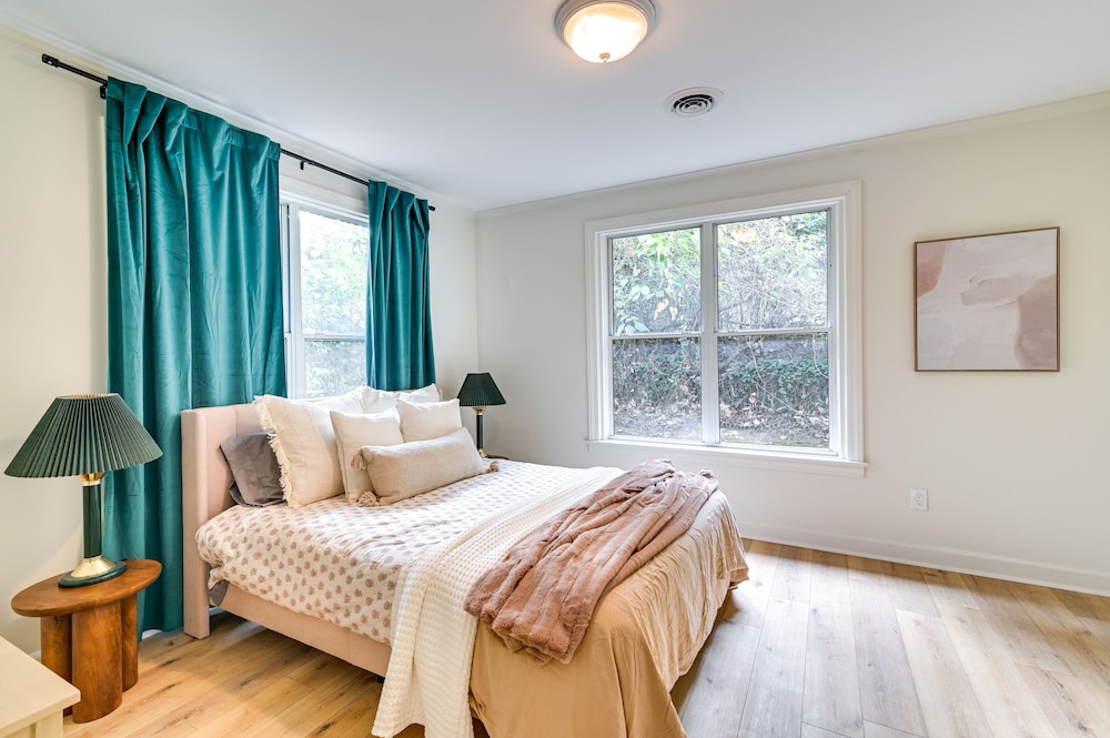 Oxford Vacations - Centrally Located Home Steps to Oxford Square! - Property Image 22