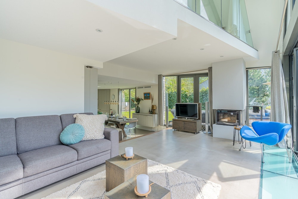 Charming 8-person Villa With hot tub Near the Forest