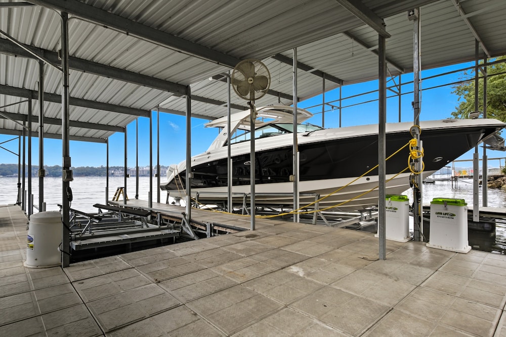 Huge Private Dock w/ 2 Slips + 2pwc, Beautiful Views, Lakeside Hot Tub, Pool & Pickleball
