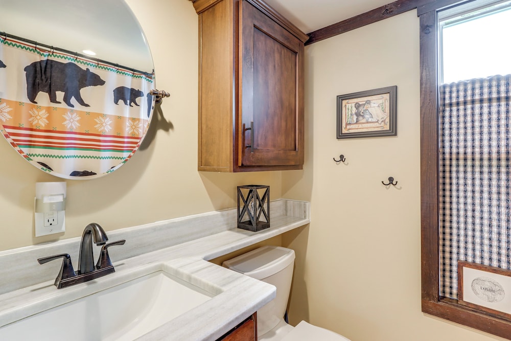 1 Mi to Tank Town Usa: Tiny Home w/ Pool Access!