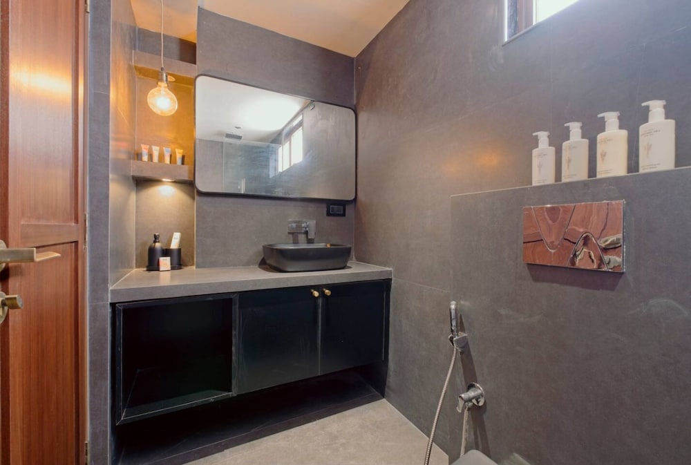 Modern 1BR With Pool 5min Drive to Candolim Beach