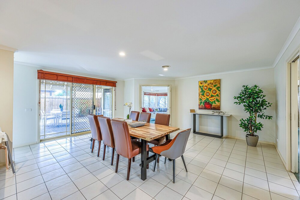 StayAU Family Retreat w/Pool Table in Cranbourne