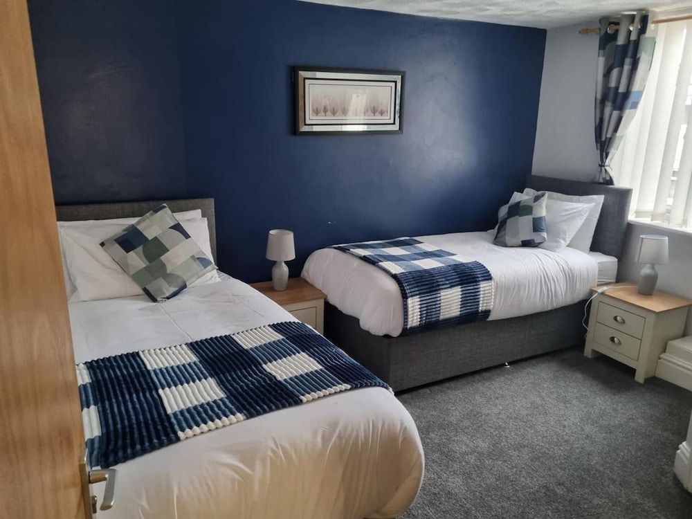 7-bed Beachside Retreat - Sleeps 14 & Pet Friendly view 3