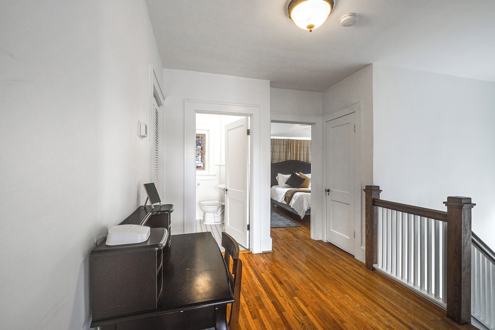< 3 Mi to Dtwn Roanoke: Inviting Unit w/ Balcony