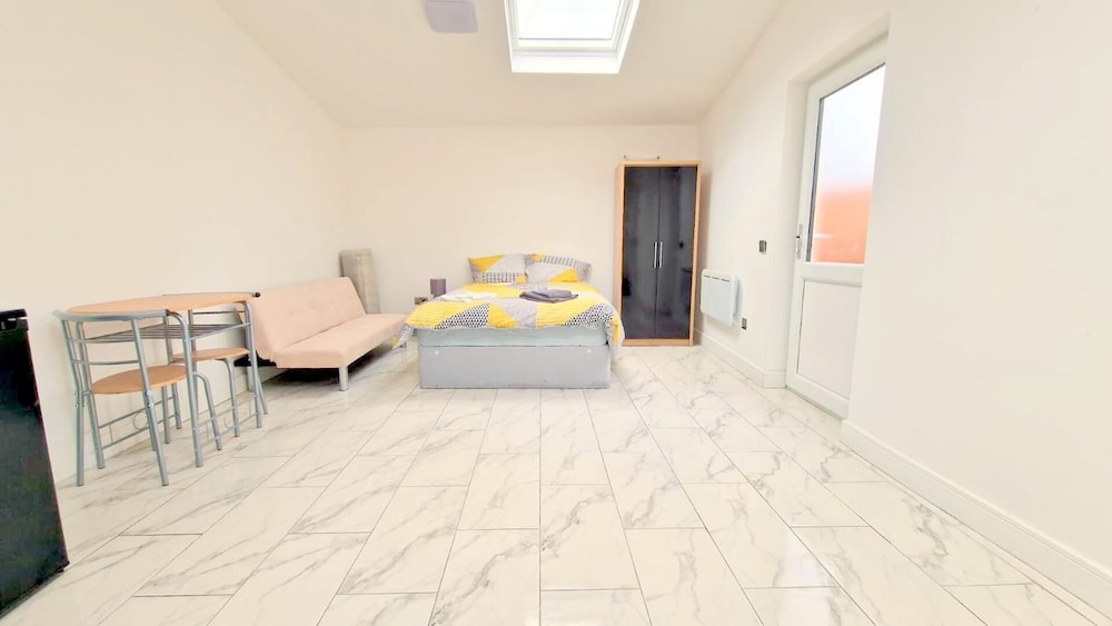 Croydon Vacations - Large Triple Studio Flat - Croydon - Property Image 3