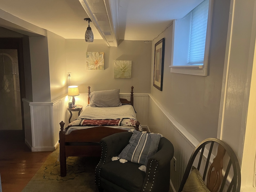 2 Br Victorian Apt 2800 sq ft 2 Floors With Full Kitchen 2 Baths and Laundry