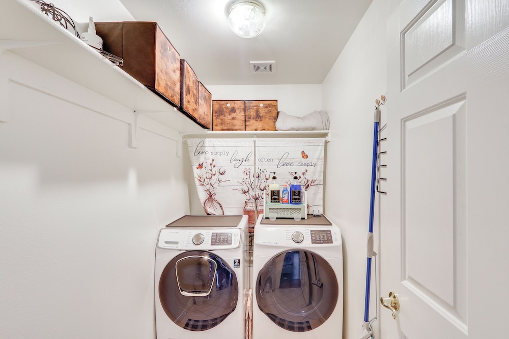Kingman Family Home: Yard, Grill & Room to Relax!