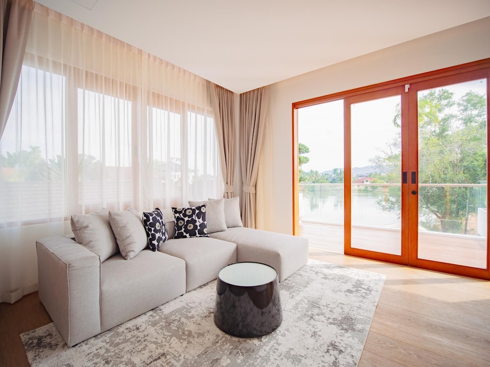 Luxurious 5bedroom White Estate Villa Private Lake