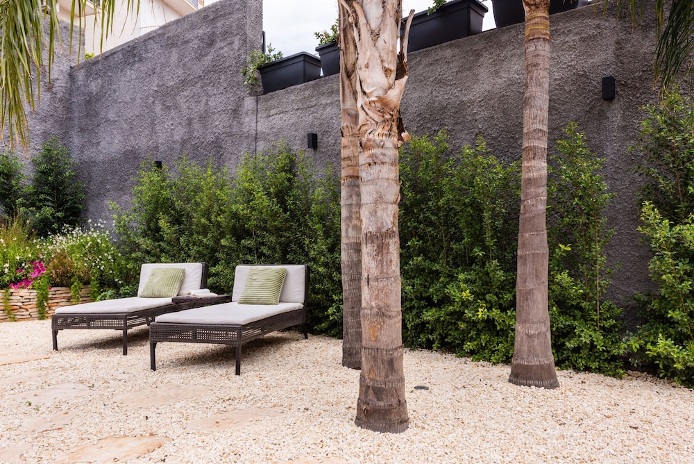 Leone Apartment With Garden by Wonderful Italy