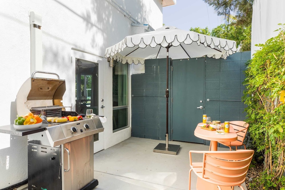 5 Private Rooms, Sleeps 14 Wesley Studio Buyout