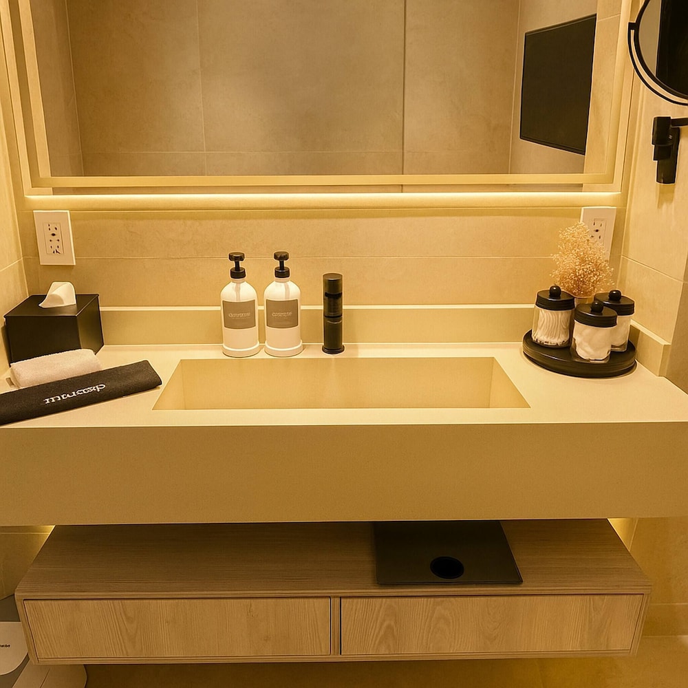 Stylish 1BR Getaway, Jacuzzi, Fireplace, Gym and AC