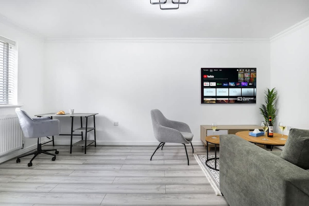 Fast Wi-fi Free Parking 10 Mins to City Centre