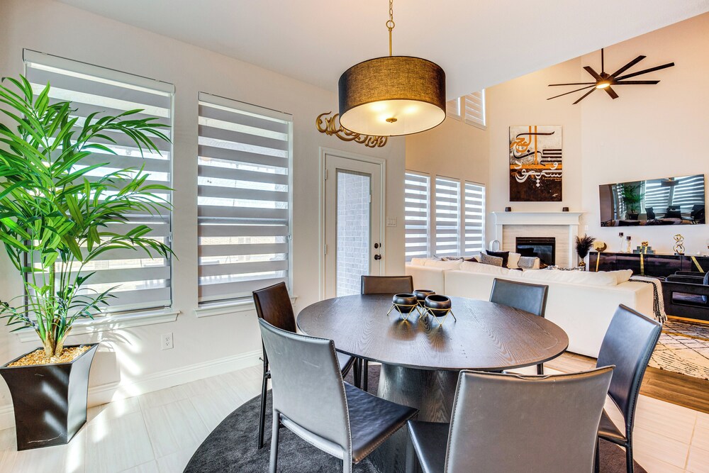 6 Mi to Lake Lewisville: Chic Retreat in Frisco!
