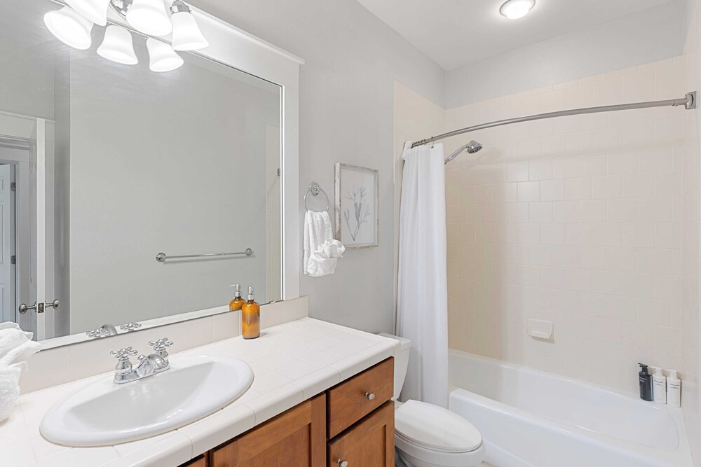 Serene Pondfront Stay w/ View, Pool Access, & Walk to Baytowne Wharf