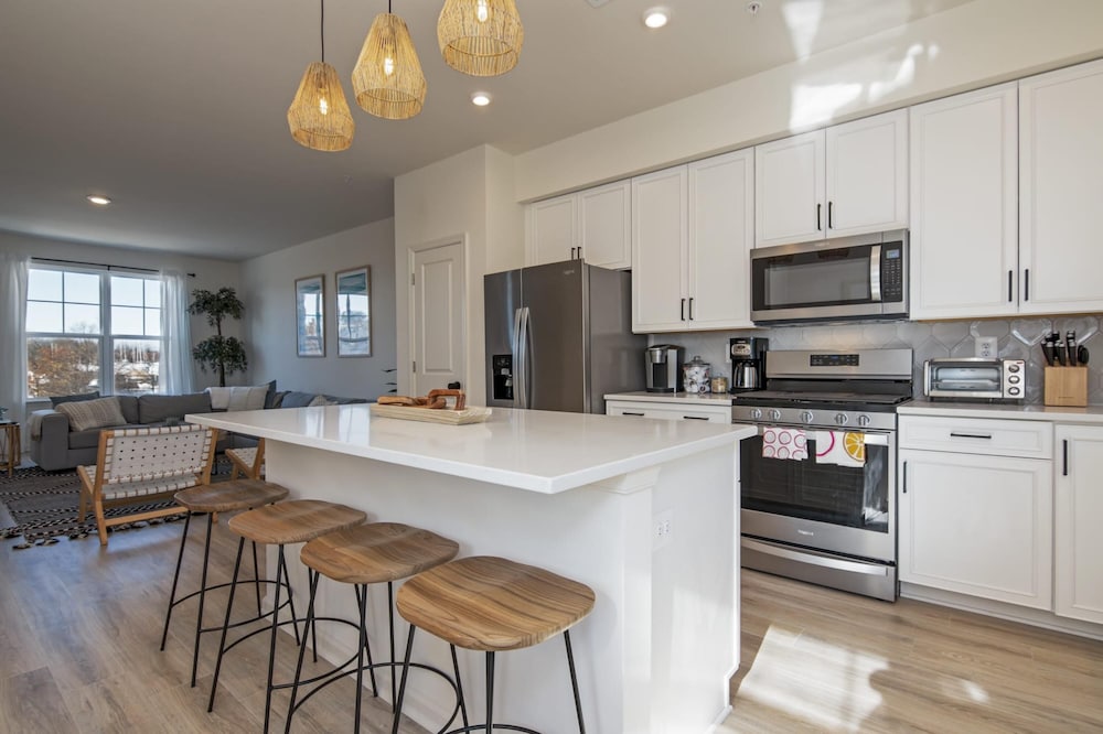 New Intown Waterfront Townhome w Pool Location view 3