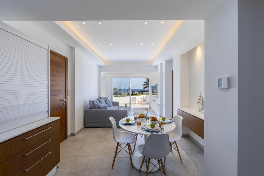 Mackenzie Castella Beachfront Suite