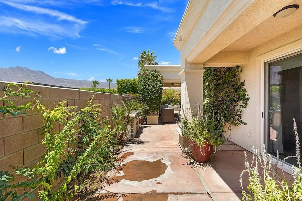 Stylish 2BR w Spa Patio