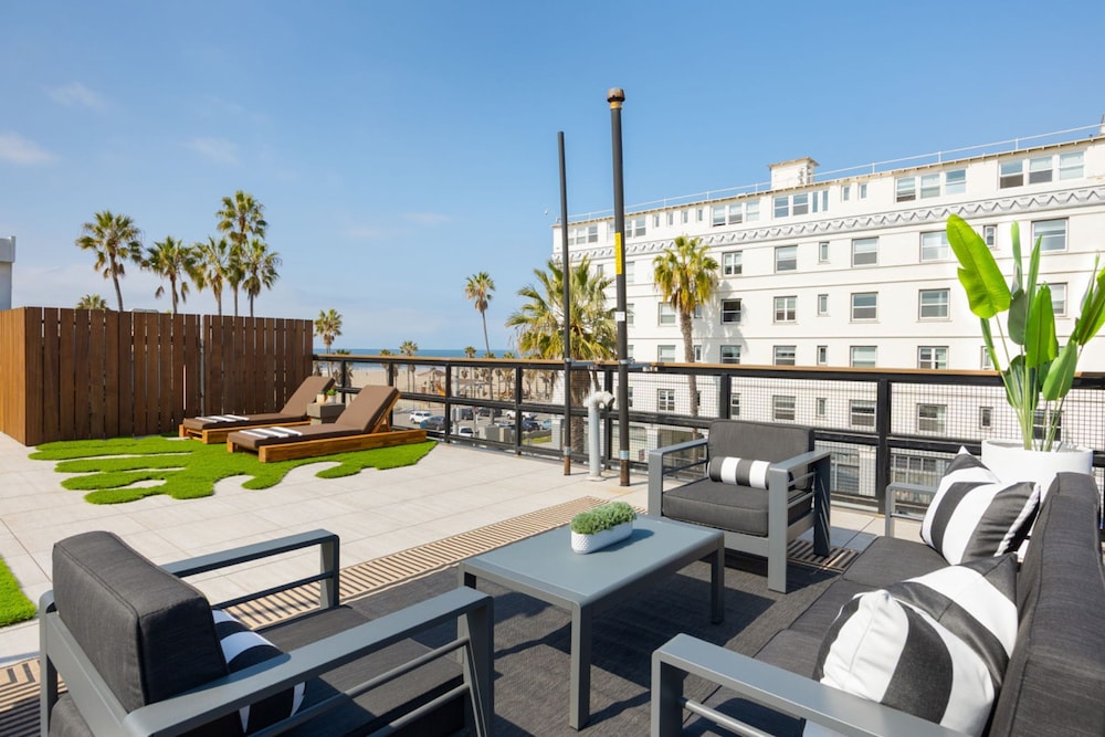 The Santa Monica Sunset - Beachfront Luxury