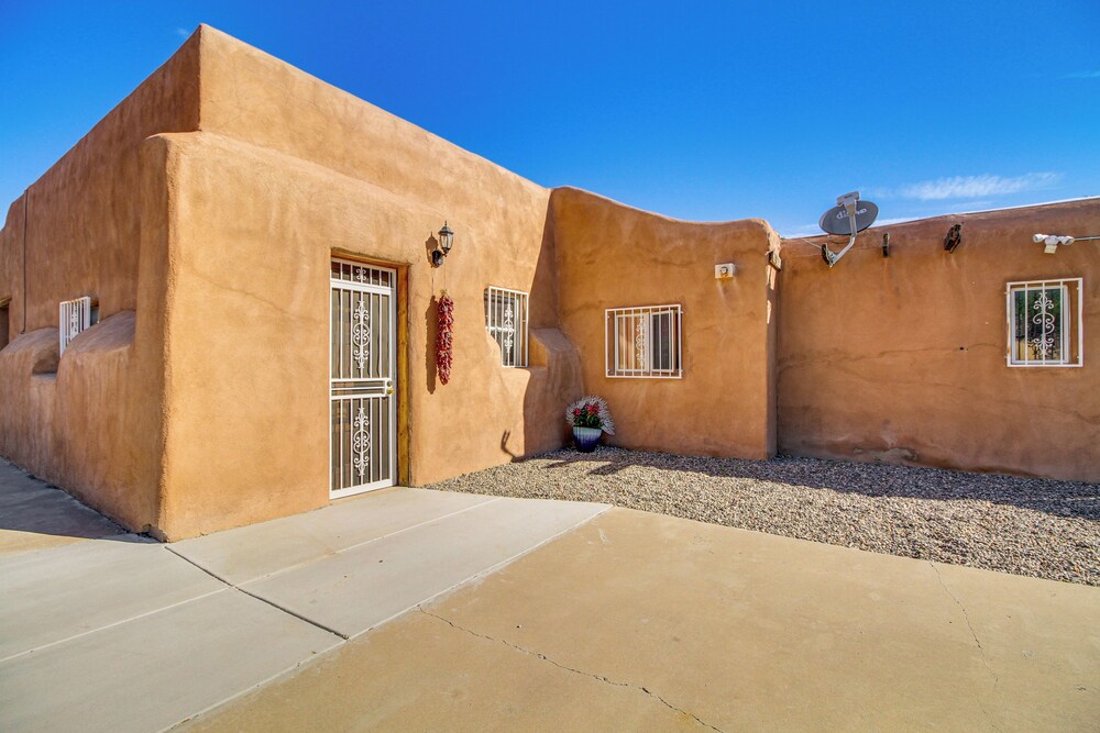 Adobe Home 8 Mi to Old Town Albuquerque! view 5