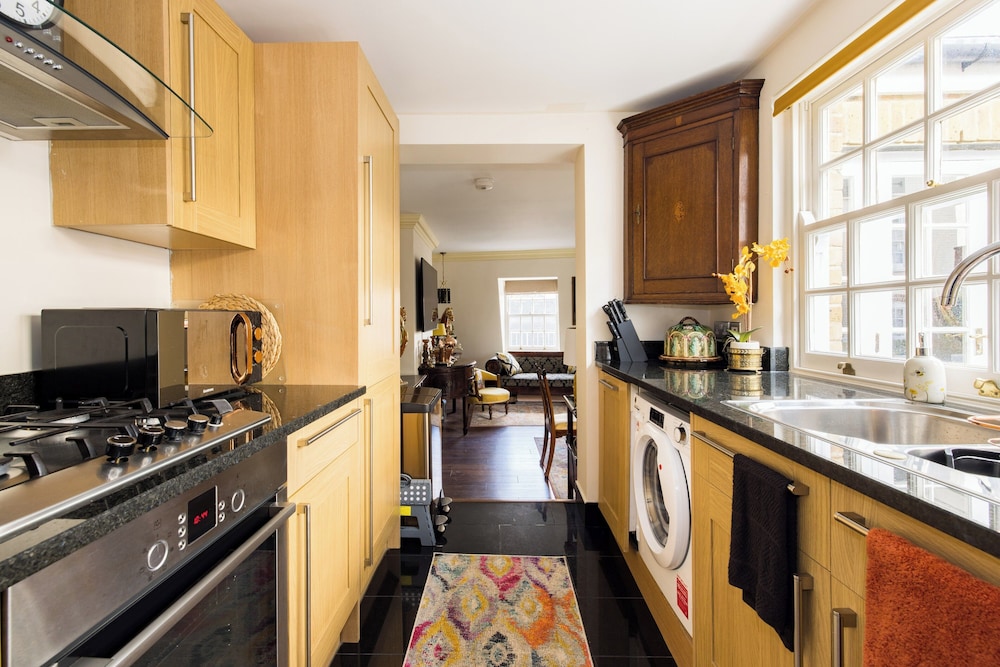 Mayfair 3-bed 6-guest W/patio & ac Berkeley Square