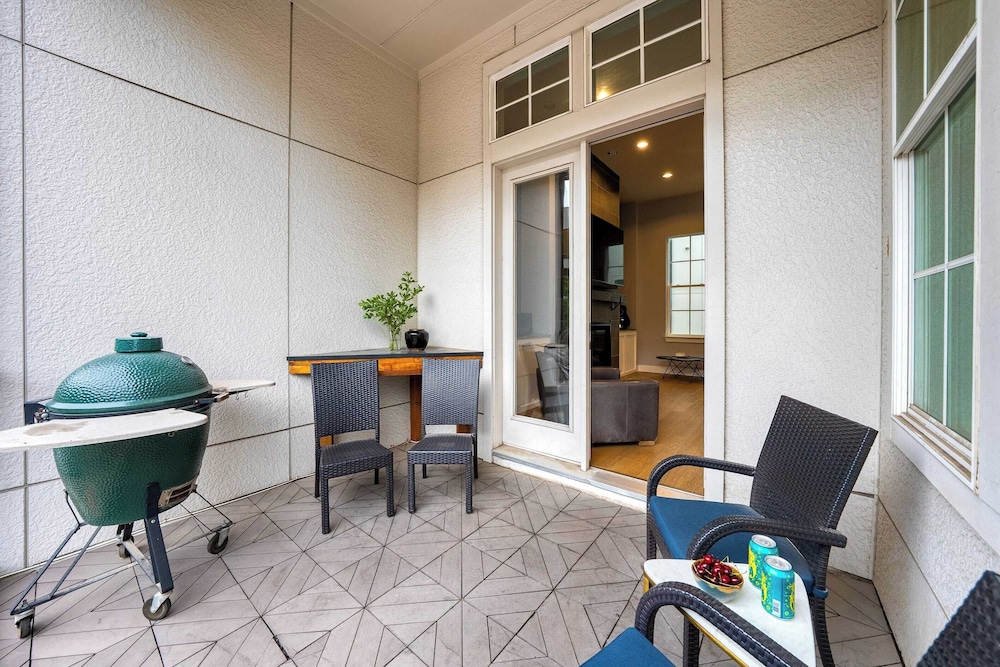Town Lake Townhouse Hot Tub, Game Room & Skyline Views
