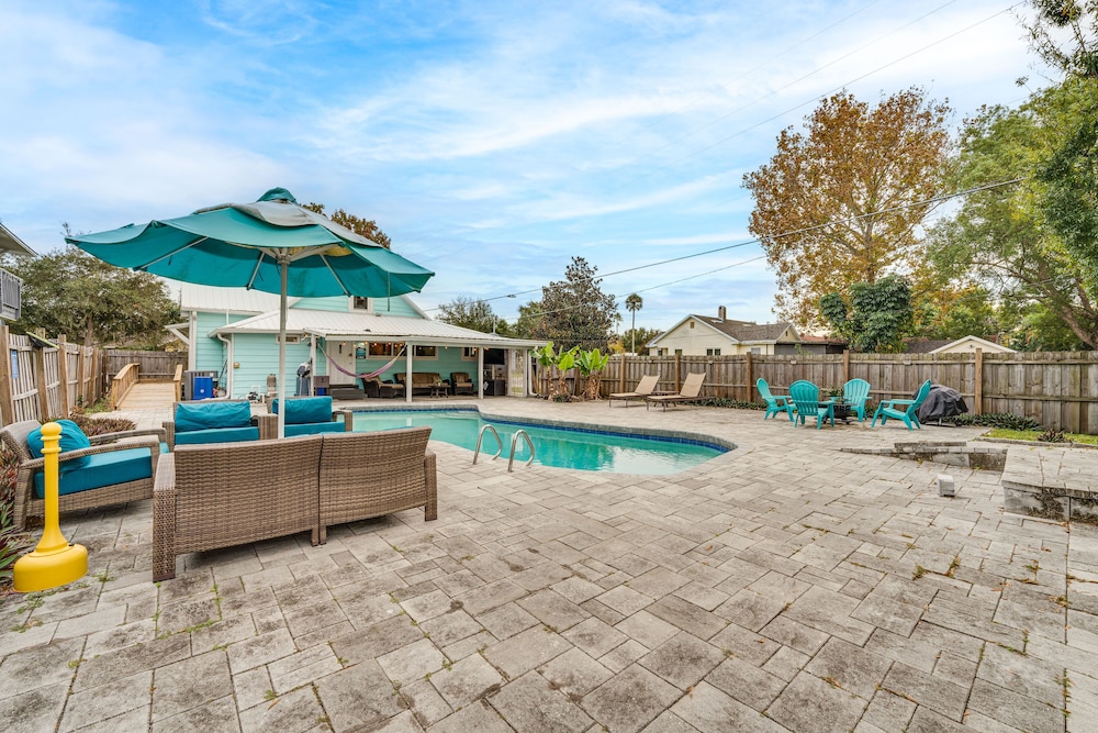 Family Home w/ Private Pool: 24 Mi to Disney!