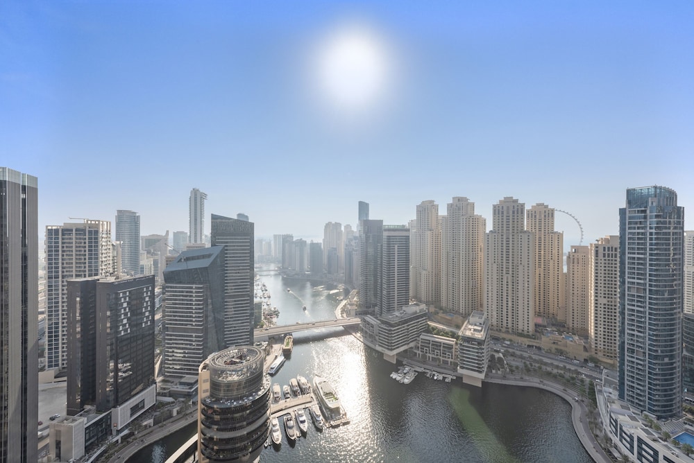 Elegant 1 Bedroom Overlooking Dubai Marina Canal