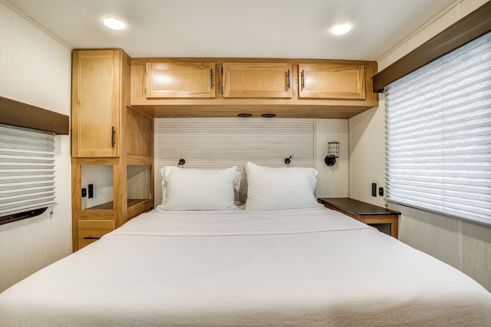 10 Mi to Leesylvania & River: Sleek Mobile Home